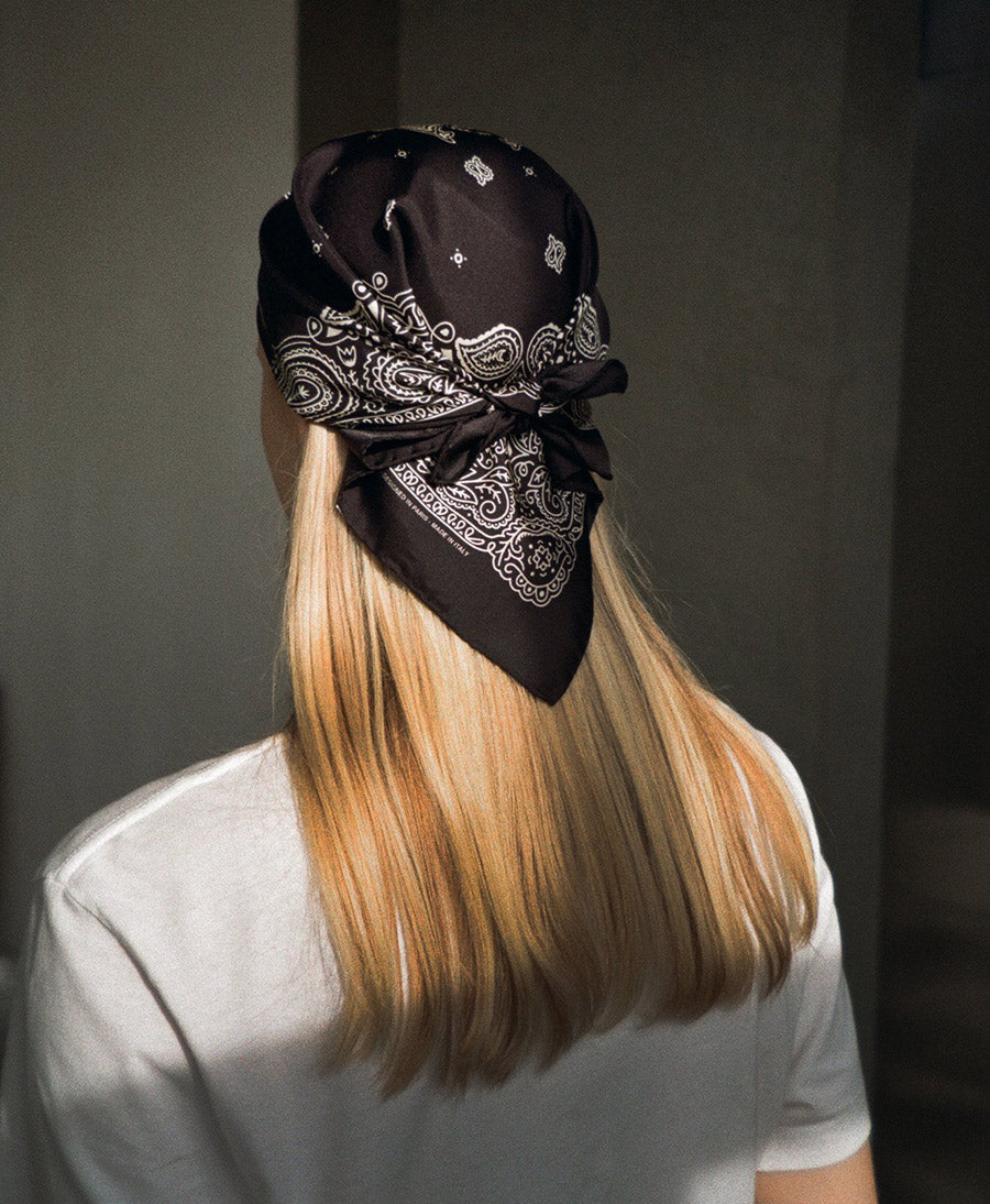 Kleines Seiden-Foulard "Minimal Bandana Silk Scarf" - Black