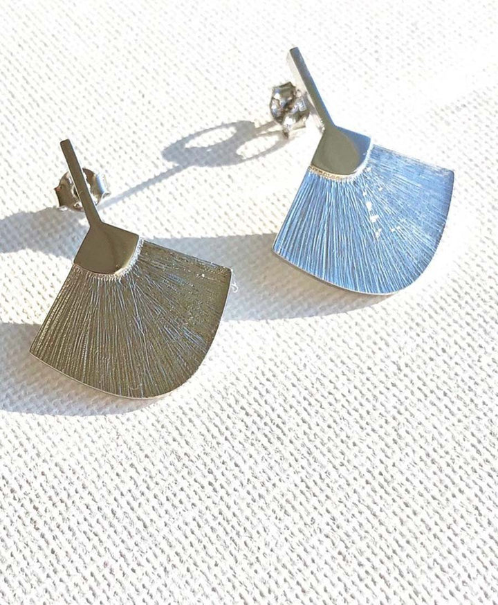 Abanicos Medium Ohrstecker mit Weissgold vergoldet - V Design Lab - clomes