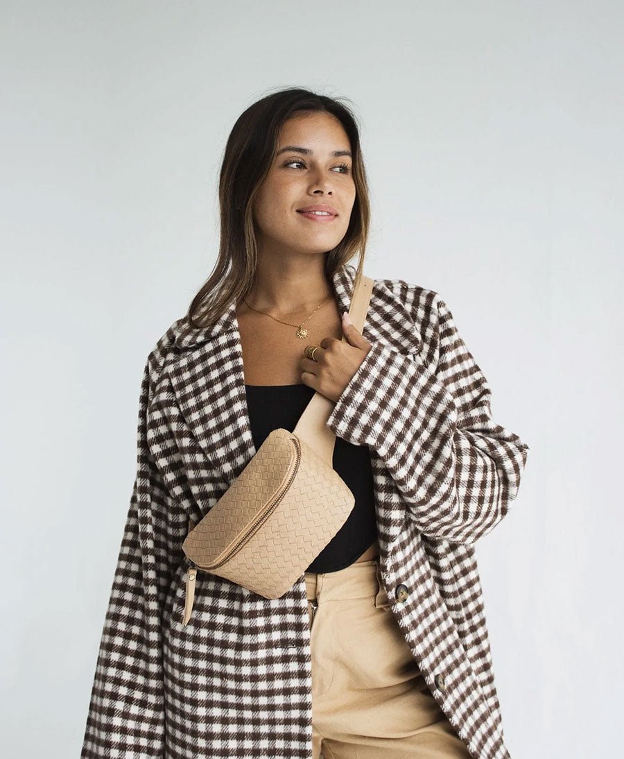 Bauchtasche aus gewebtem Leder - The Woven Remy Sand - MANDRN - clomes