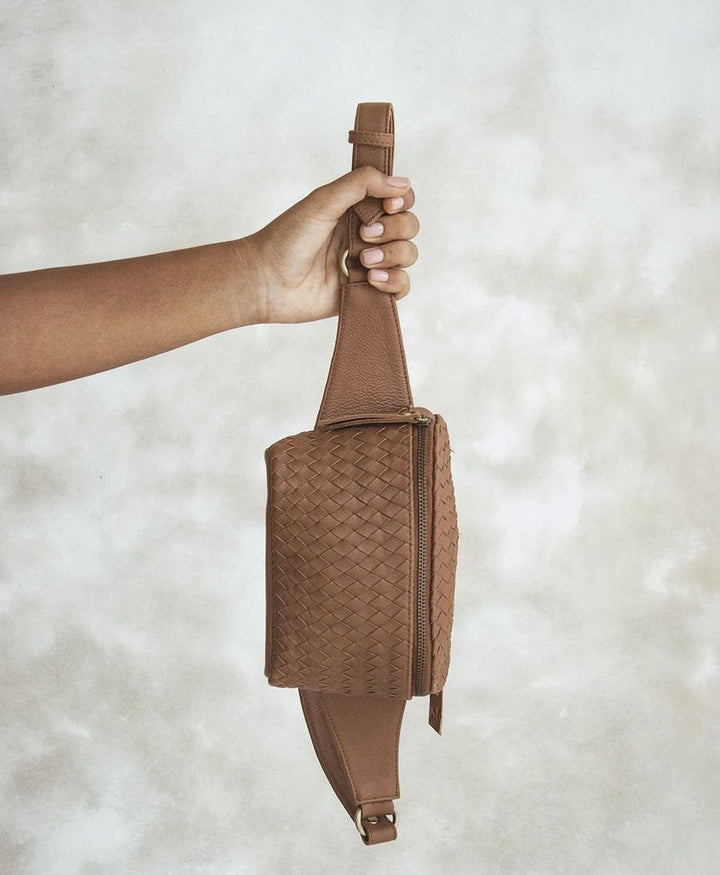 Bauchtasche aus gewebtem Leder - The Woven Remy Tan - MANDRN - clomes