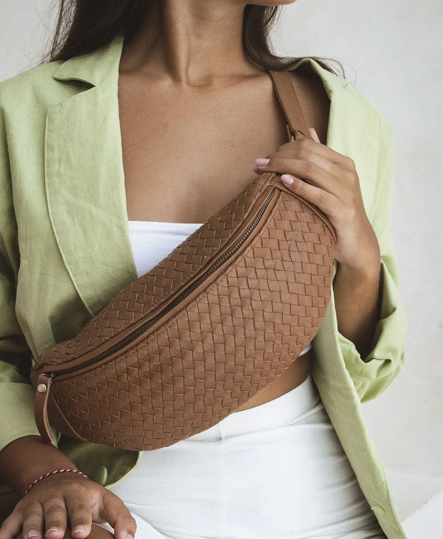 Bauchtasche aus gewebtem Leder - Woven Atlas Tan - MANDRN - clomes