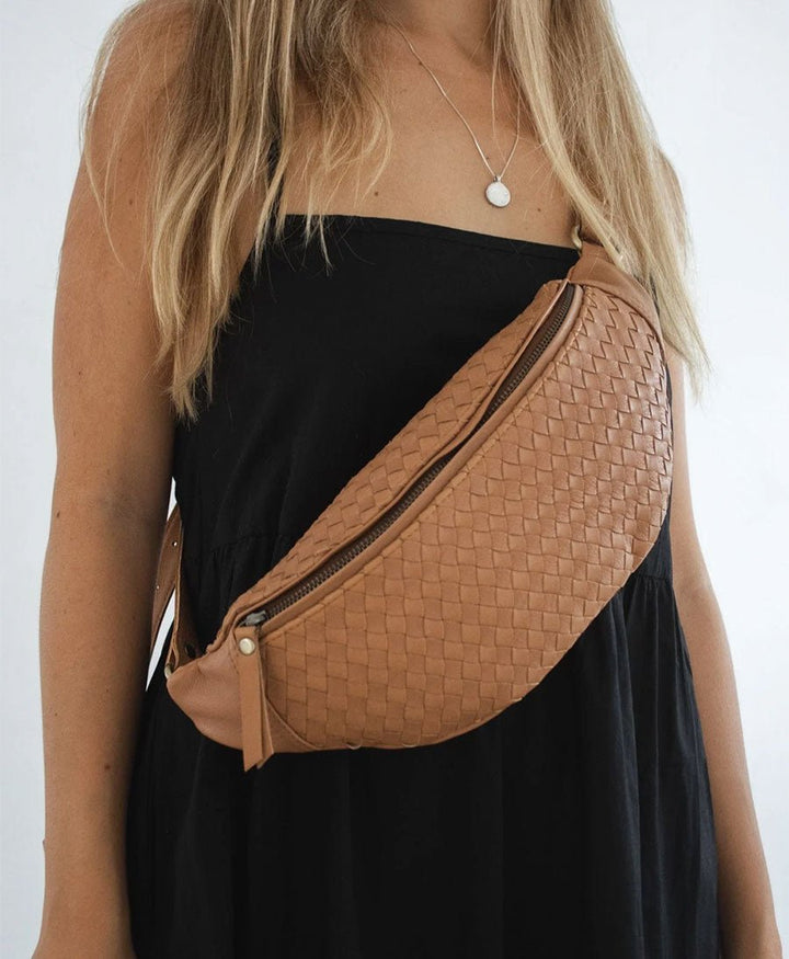 Bauchtasche aus gewebtem Leder - Woven Atlas Tan - MANDRN - clomes