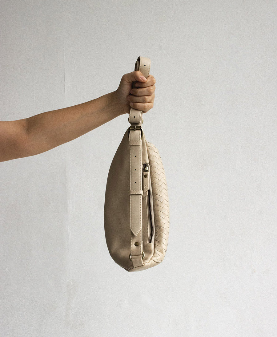 Bauchtasche aus hellem, gewebtem Leder - Woven Atlas Bone - MANDRN - clomes