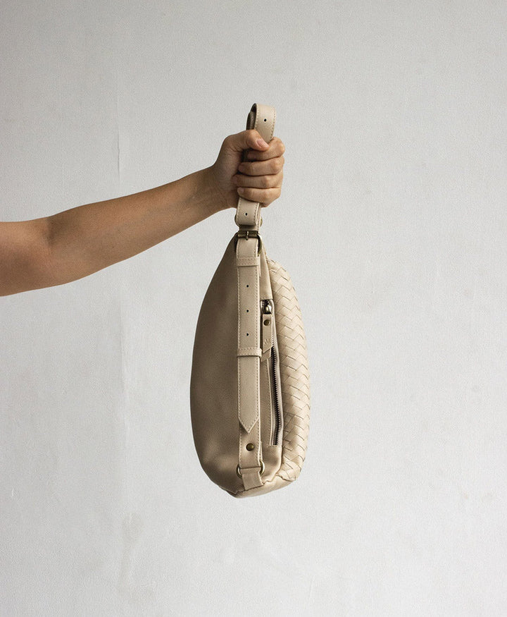 Bauchtasche aus hellem, gewebtem Leder - Woven Atlas Bone - MANDRN - clomes