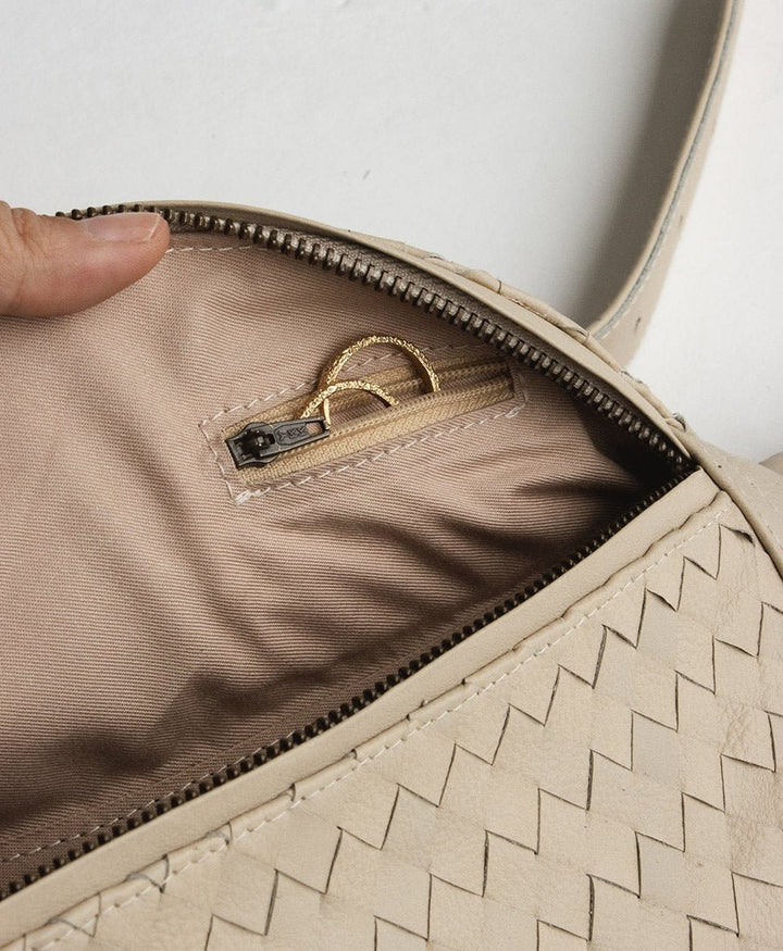 Bauchtasche aus hellem, gewebtem Leder - Woven Atlas Bone - MANDRN - clomes