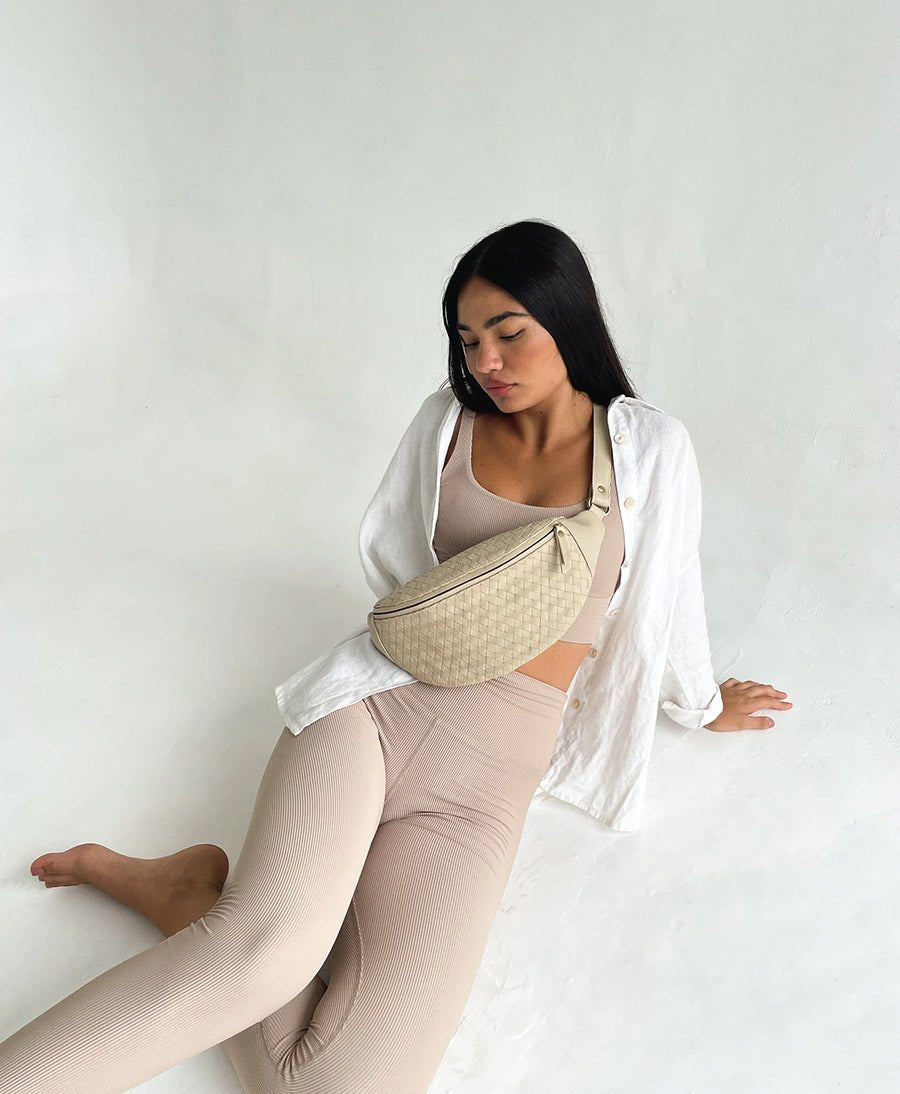 Bauchtasche aus hellem, gewebtem Leder - Woven Atlas Bone - MANDRN - clomes