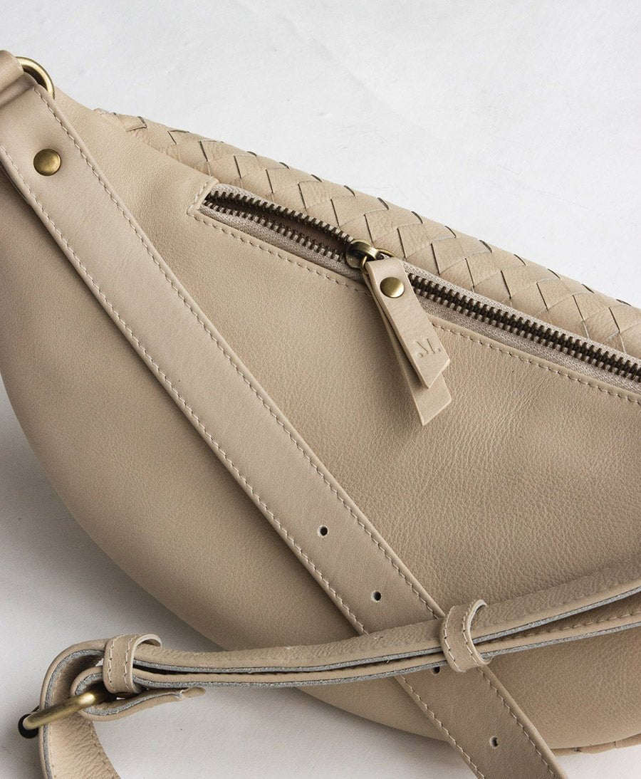 Bauchtasche aus hellem, gewebtem Leder - Woven Atlas Bone - MANDRN - clomes