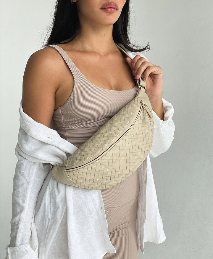 Bauchtasche aus hellem, gewebtem Leder - Woven Atlas Bone - MANDRN - clomes