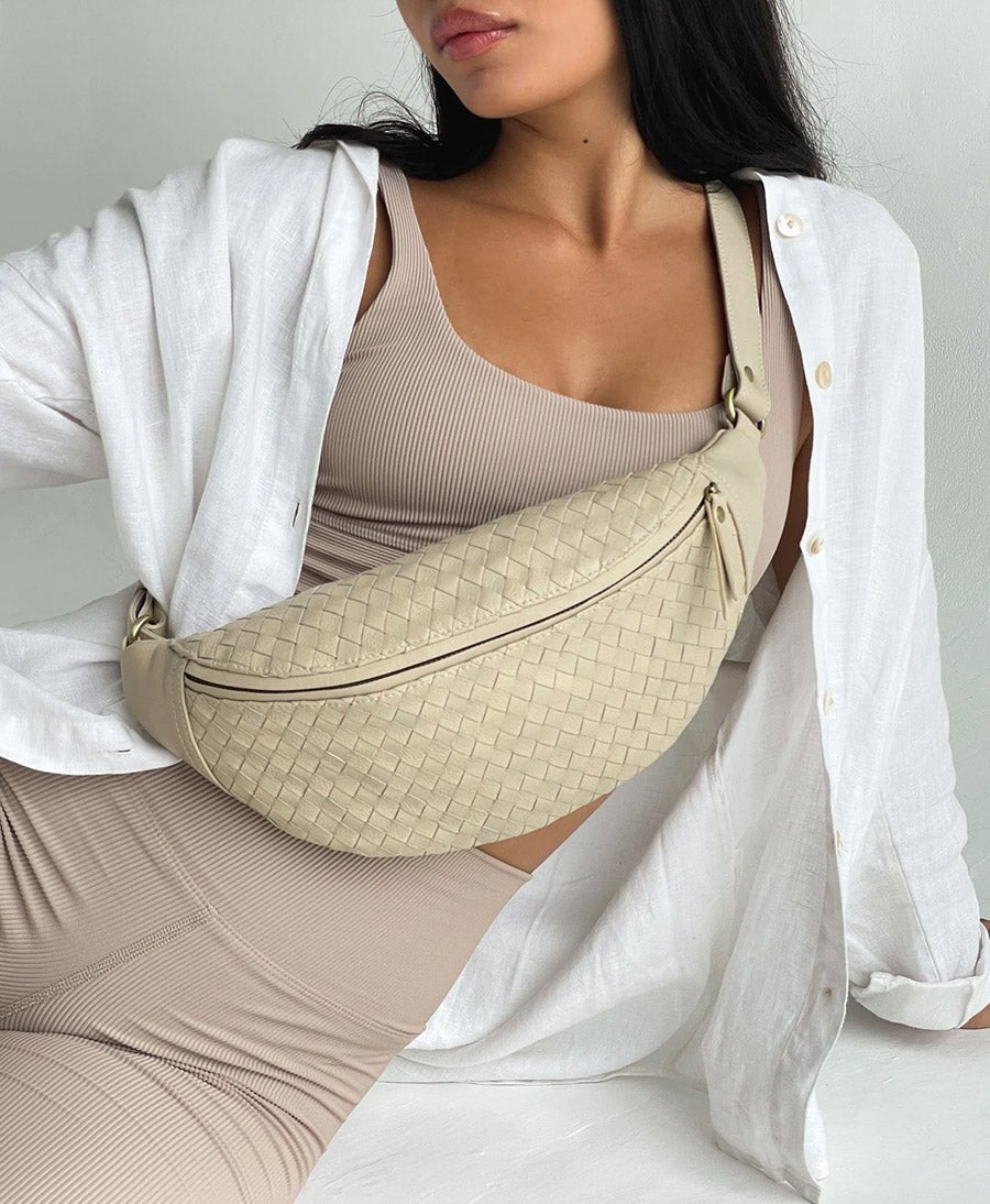 Bauchtasche aus hellem, gewebtem Leder - Woven Atlas Bone - MANDRN - clomes