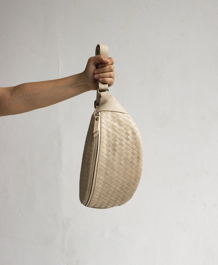 Bauchtasche aus hellem, gewebtem Leder - Woven Atlas Bone - MANDRN - clomes