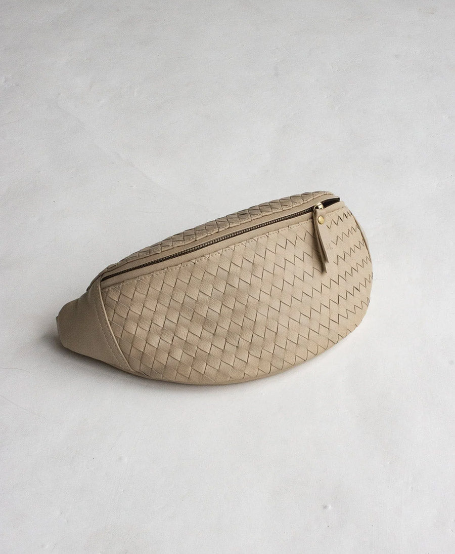 Bauchtasche aus hellem, gewebtem Leder - Woven Atlas Bone - MANDRN - clomes