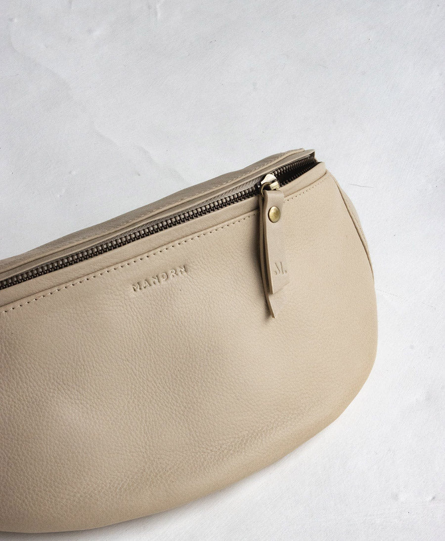 Bauchtasche aus Leder - The Atlas Bone - MANDRN - clomes