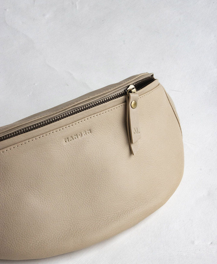 Bauchtasche aus Leder - The Atlas Bone - MANDRN - clomes