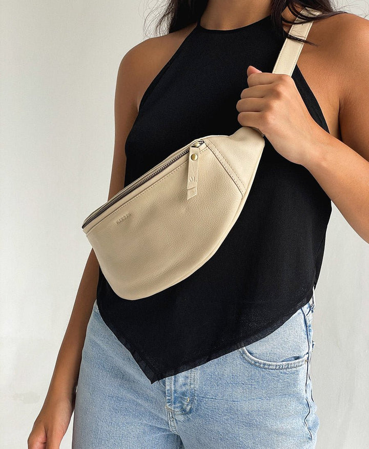 Bauchtasche aus Leder - The Atlas Bone - MANDRN - clomes