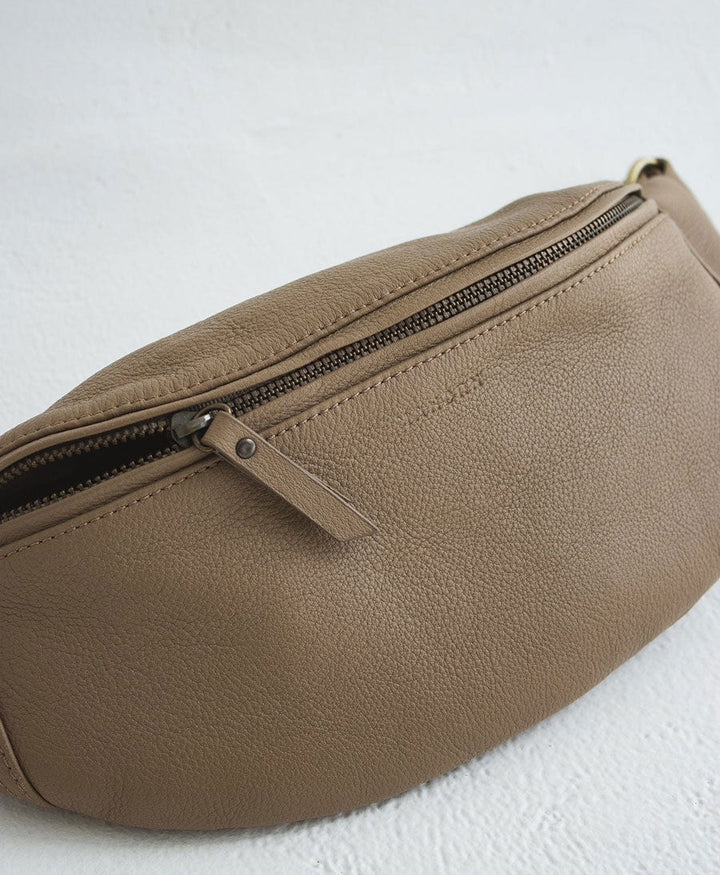Bauchtasche aus Leder - The Atlas Taupe - MANDRN - clomes