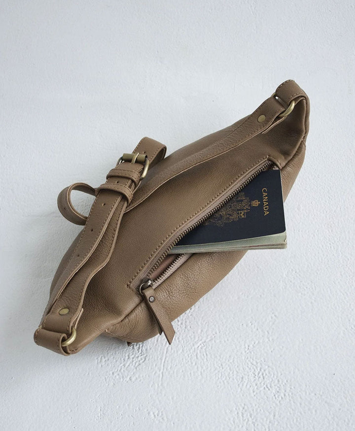 Bauchtasche aus Leder - The Atlas Taupe - MANDRN - clomes