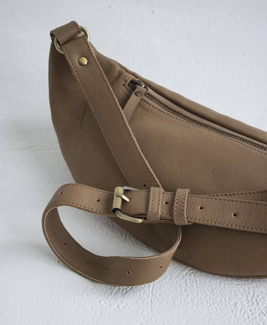 Bauchtasche aus Leder - The Atlas Taupe - MANDRN - clomes