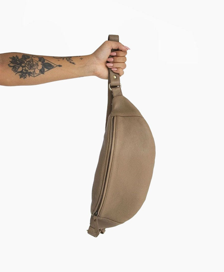 Bauchtasche aus Leder - The Atlas Taupe - MANDRN - clomes