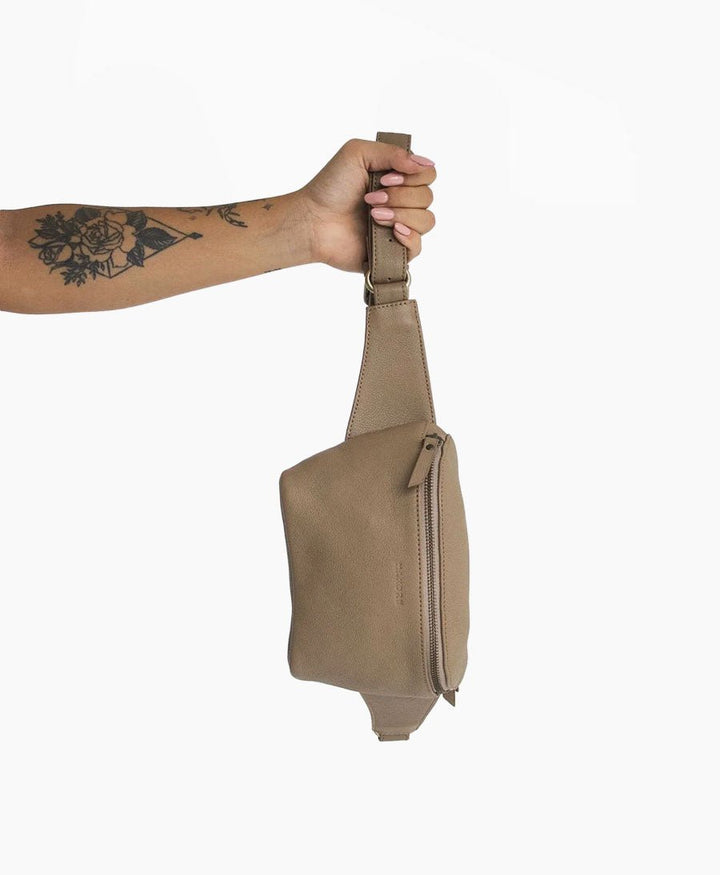 Bauchtasche aus Leder - The Remy Taupe - MANDRN - clomes