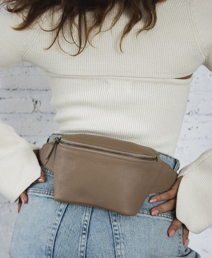 Bauchtasche aus Leder - The Remy Taupe - MANDRN - clomes