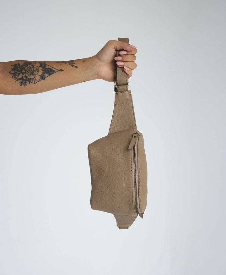 Bauchtasche aus Leder - The Remy Taupe - MANDRN - clomes