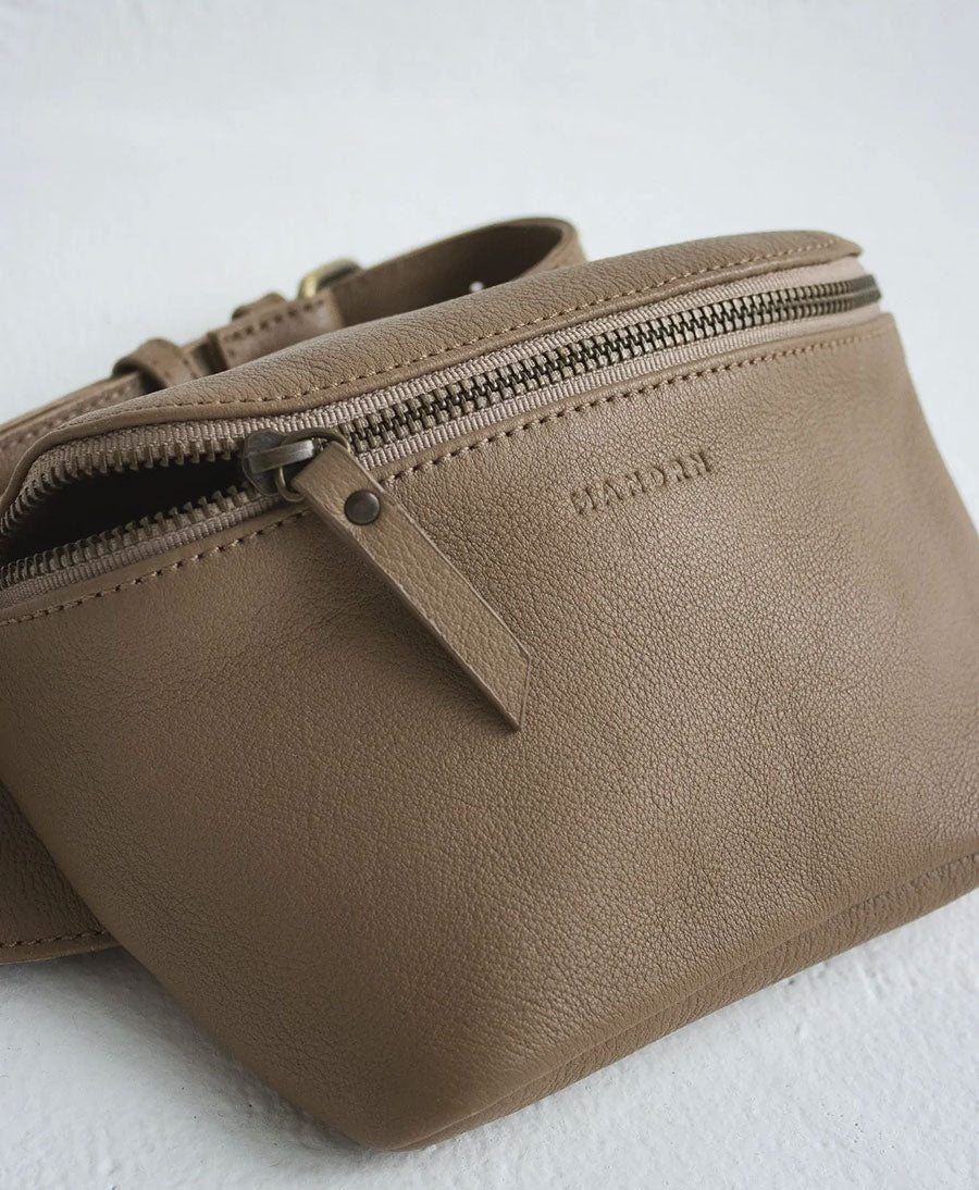 Bauchtasche aus Leder - The Remy Taupe - MANDRN - clomes