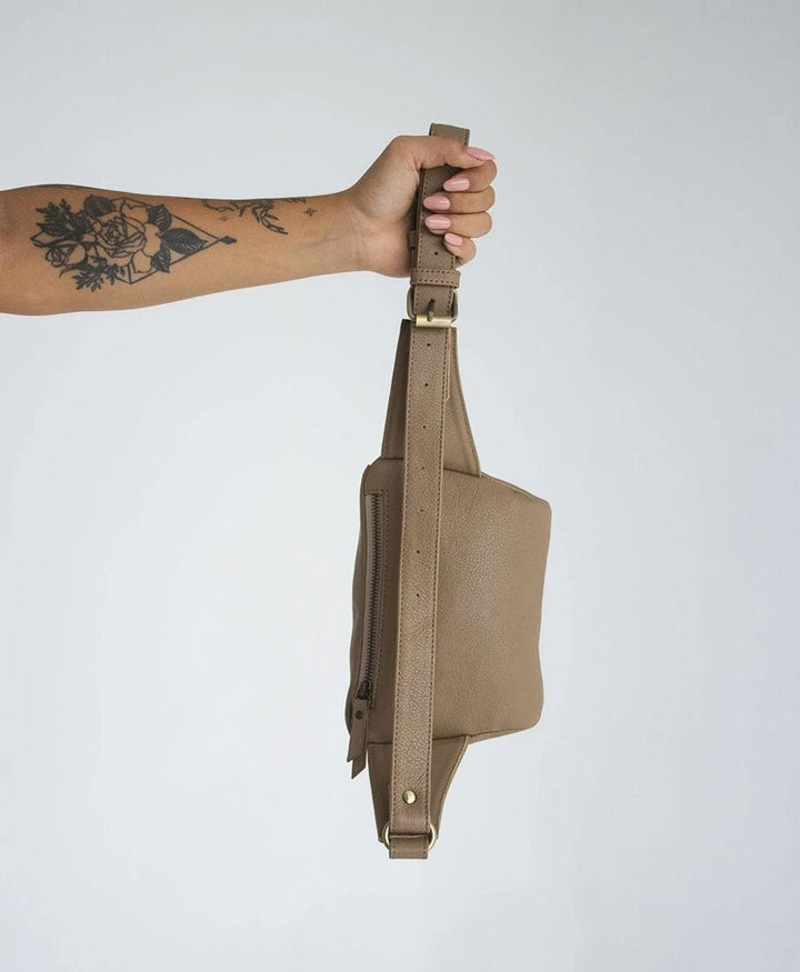 Bauchtasche aus Leder - The Remy Taupe - MANDRN - clomes