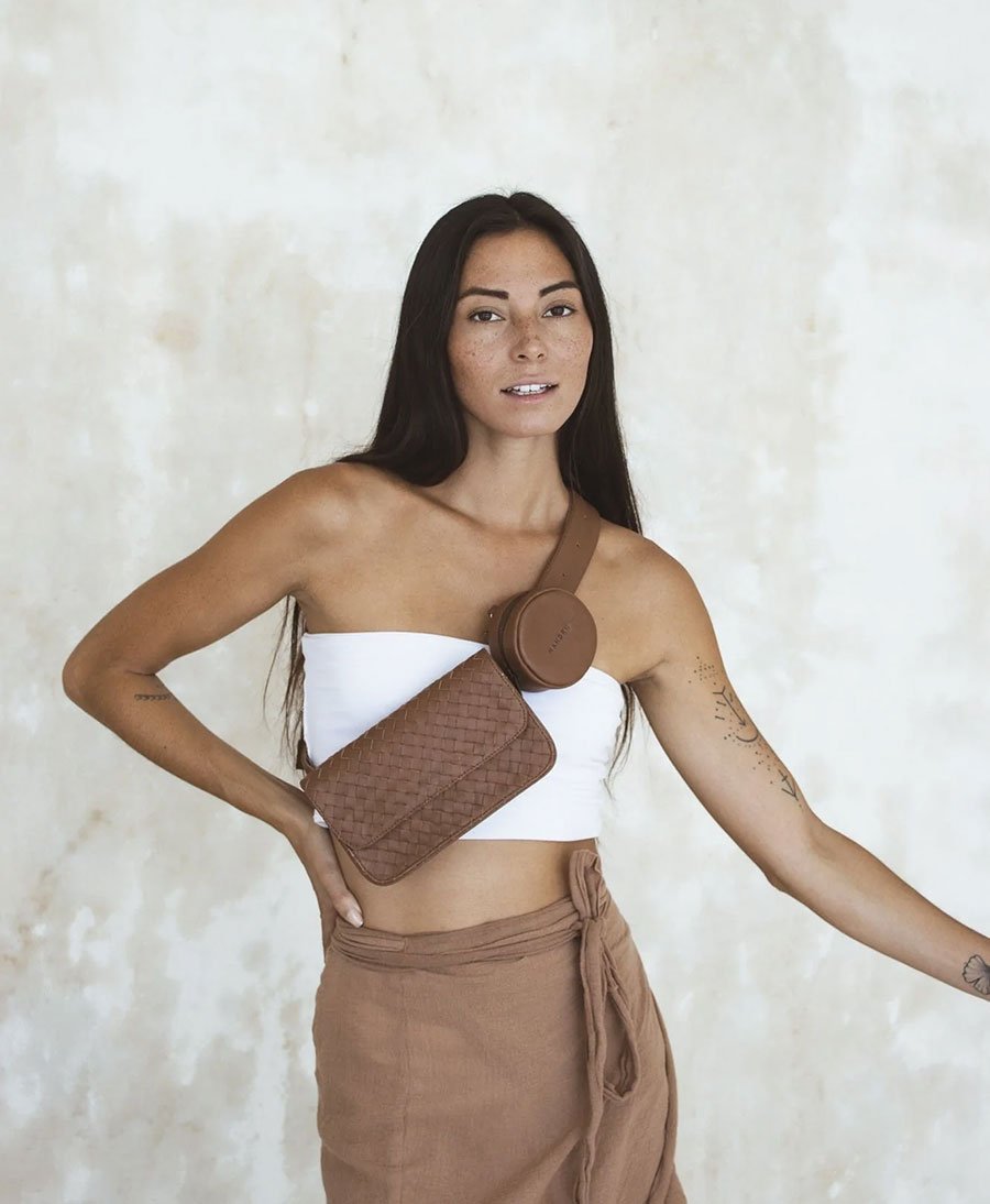 Braune Gürteltasche aus Leder - The Ziggy Woven Belt Bag Tan - MANDRN - clomes