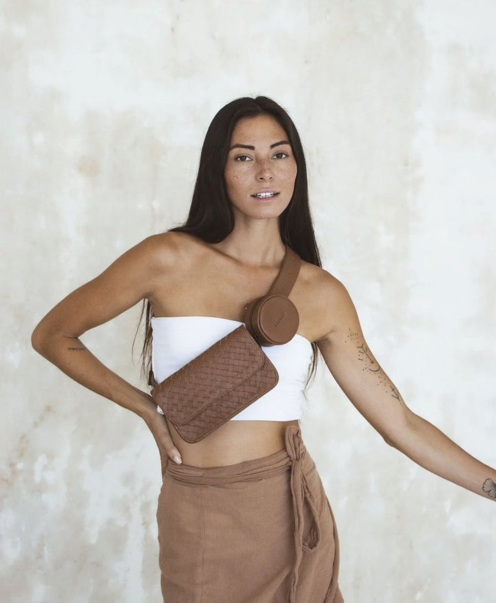 Braune Gürteltasche aus Leder - The Ziggy Woven Belt Bag Tan - MANDRN - clomes