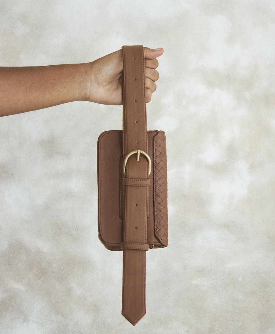 Braune Gürteltasche aus Leder - The Ziggy Woven Belt Bag Tan - MANDRN - clomes