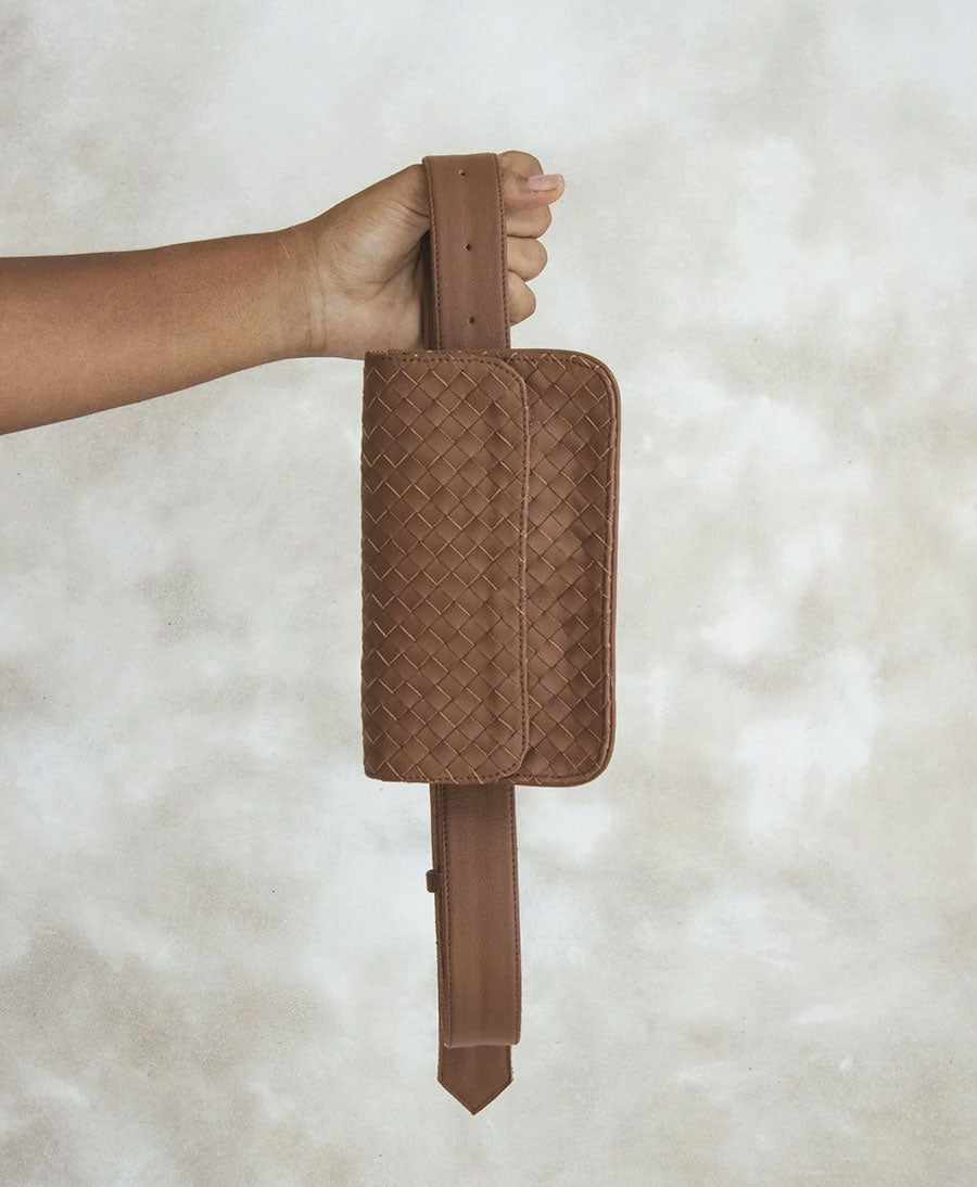 Braune Gürteltasche aus Leder - The Ziggy Woven Belt Bag Tan - MANDRN - clomes