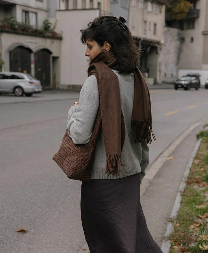Gewebte Schultertasche JOHANNA aus veganem Leder - Tabak Suede