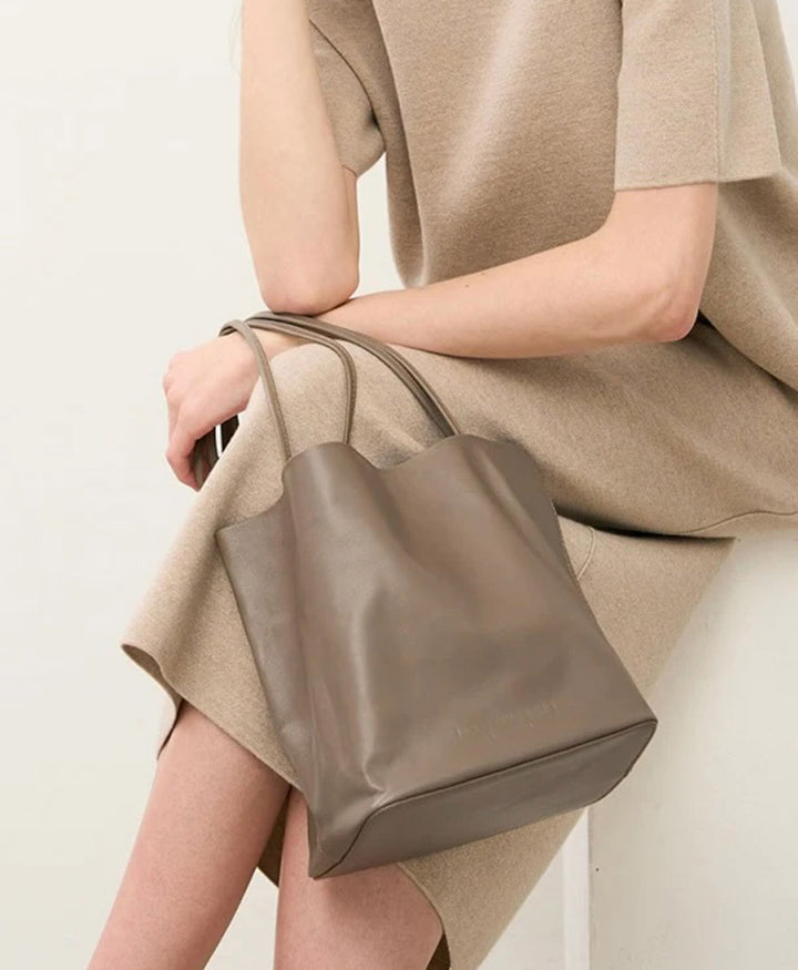 Schultertasche "Bucket" - Lammleder, Graubraun