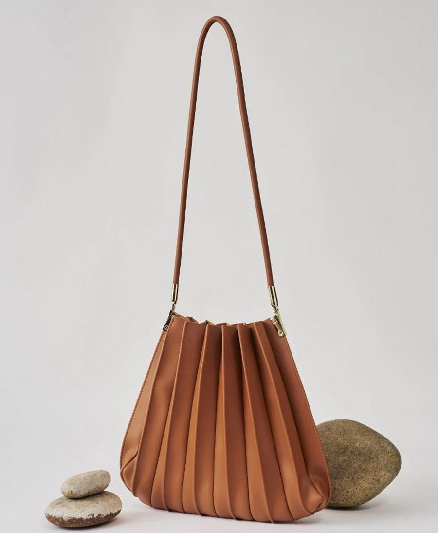 Plissierte Schultertasche CARRIE aus veganem Leder - Tan