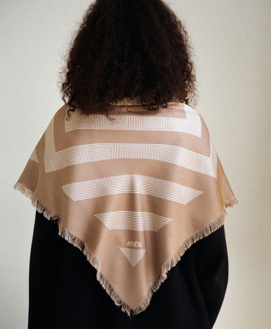 Grosses Seiden-Foulard "Geometric Mirage Silk Scarf" - Taupe