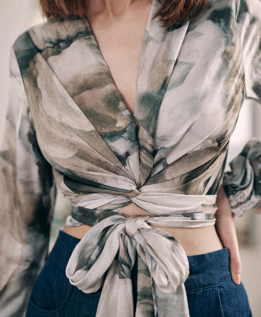 Wickelbluse aus Ecovero  - Print Blaugrau