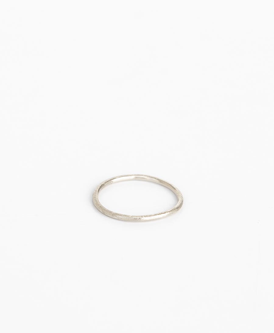 ESSENTIALS Thin Ring (matt) mit Weissgold vergoldet - V Design Lab - clomes