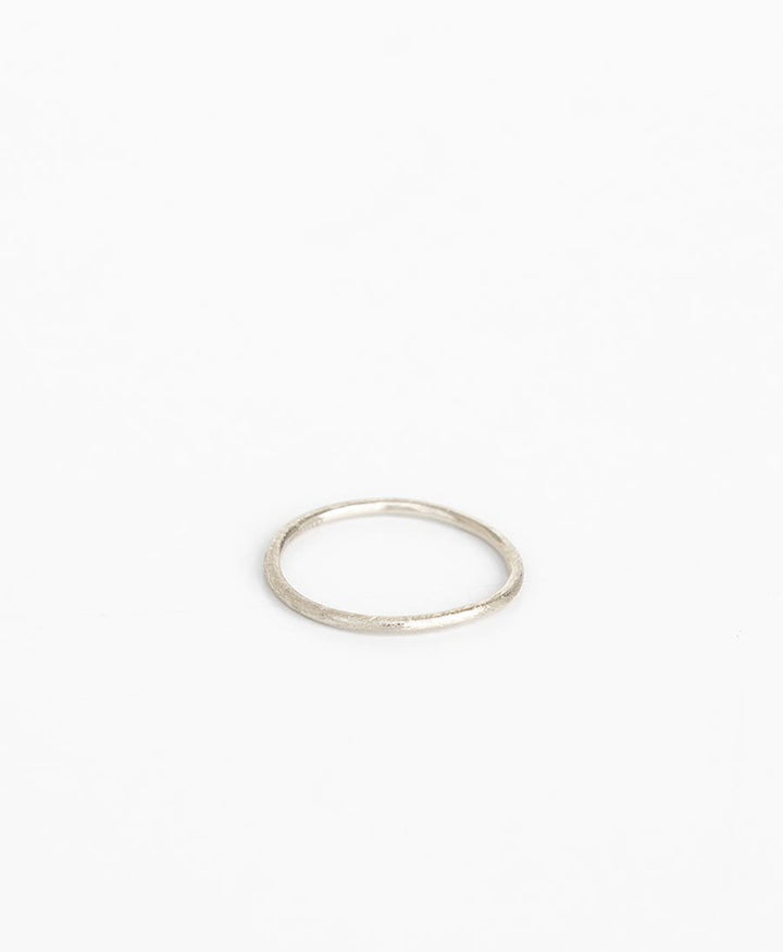 ESSENTIALS Thin Ring (matt) mit Weissgold vergoldet - V Design Lab - clomes