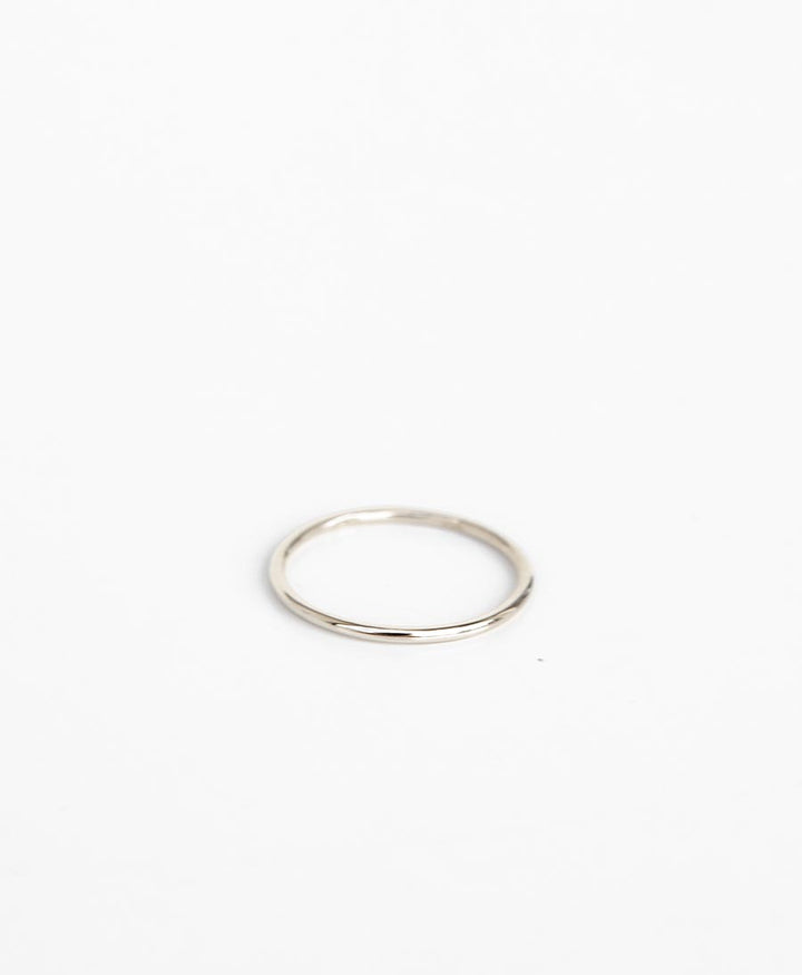 ESSENTIALS Thin Ring mit Weissgold vergoldet - V Design Lab - clomes