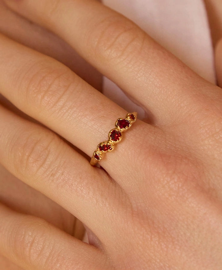 Koré Fingerring (Rot) vergoldet
