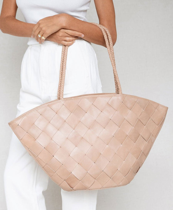 Gewebte grosse Ledertasche "Alma - Grande" - Caramel - BEMBIEN - clomes