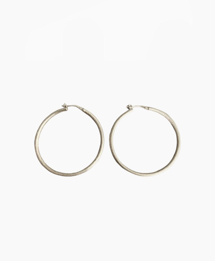 Grosse Essentials Hoops brushed - Ohrringe mit Weissgold vergoldet - V Design Lab - clomes