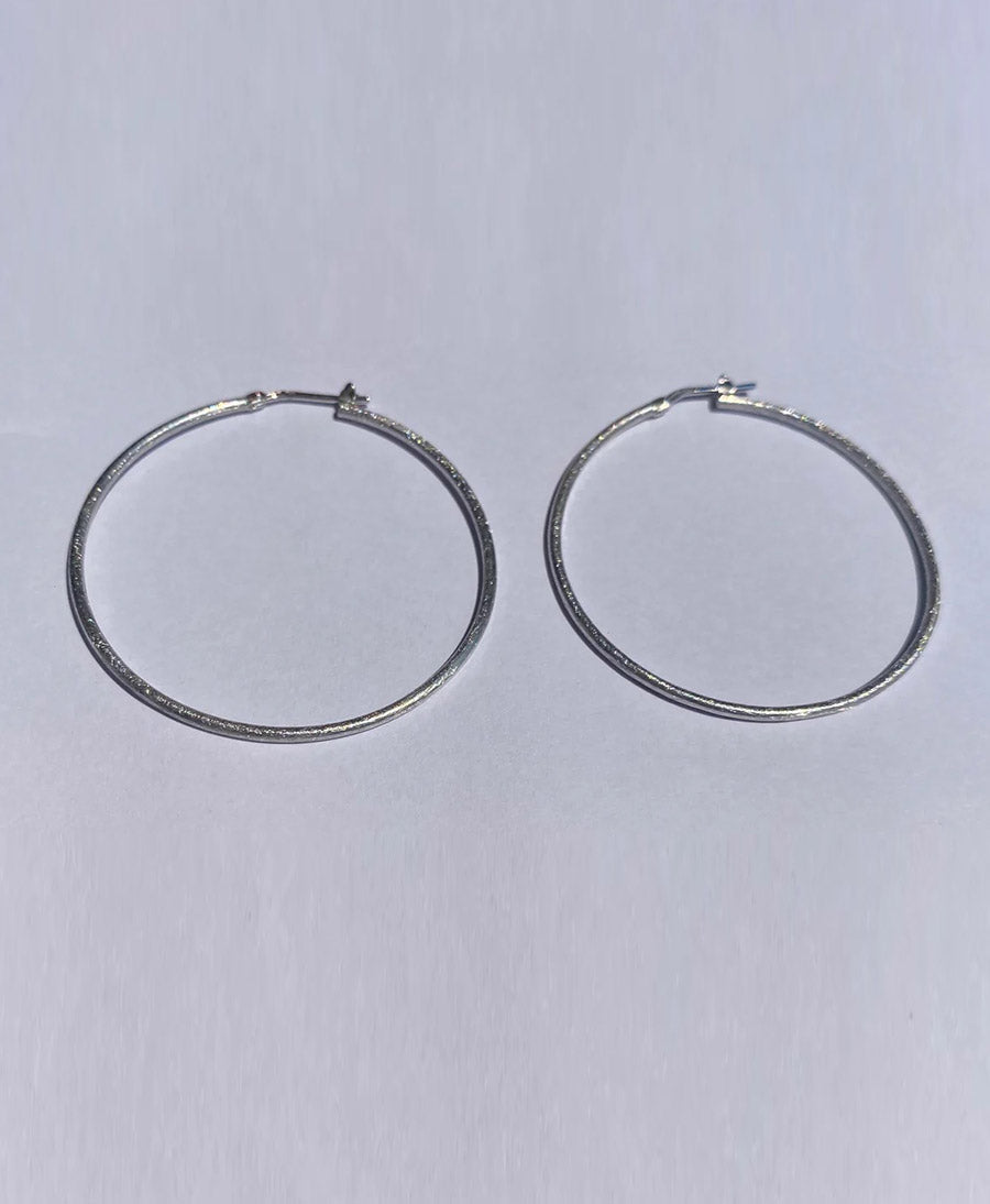 Grosse Essentials Hoops brushed - Ohrringe mit Weissgold vergoldet - V Design Lab - clomes