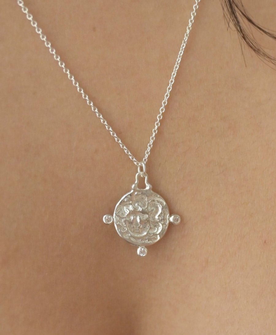 Halskette Silber "Medusa White Saphie Necklace" - Wild Fawn - clomes