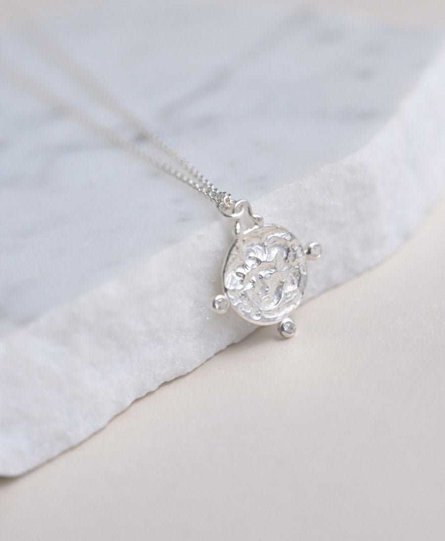 Halskette Silber "Medusa White Saphie Necklace" - Wild Fawn - clomes