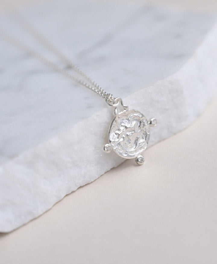 Halskette Silber "Medusa White Saphie Necklace" - Wild Fawn - clomes