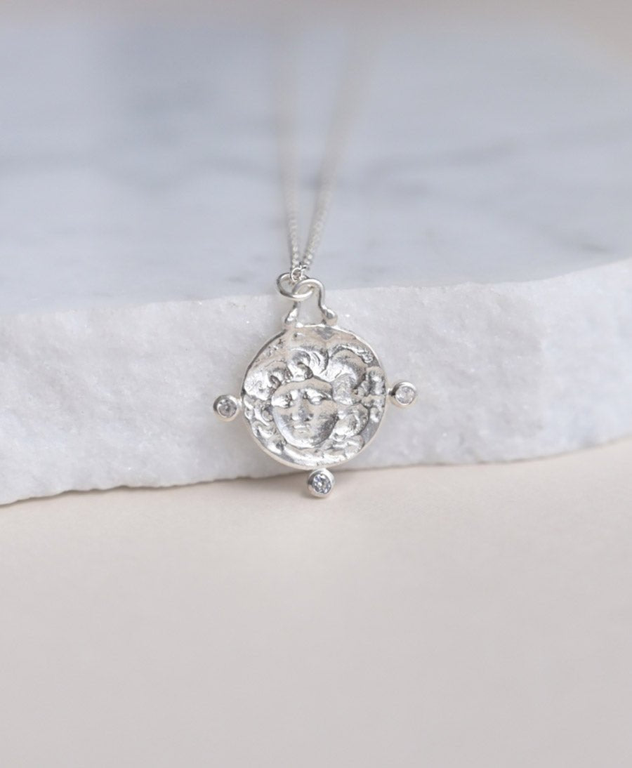 Halskette Silber "Medusa White Saphie Necklace" - Wild Fawn - clomes
