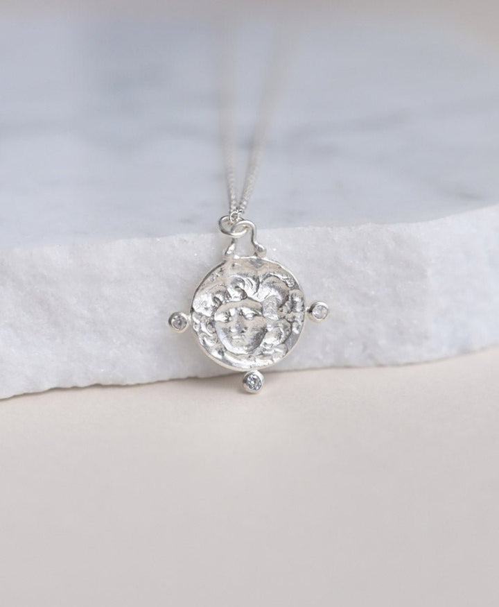 Halskette Silber "Medusa White Saphie Necklace" - Wild Fawn - clomes