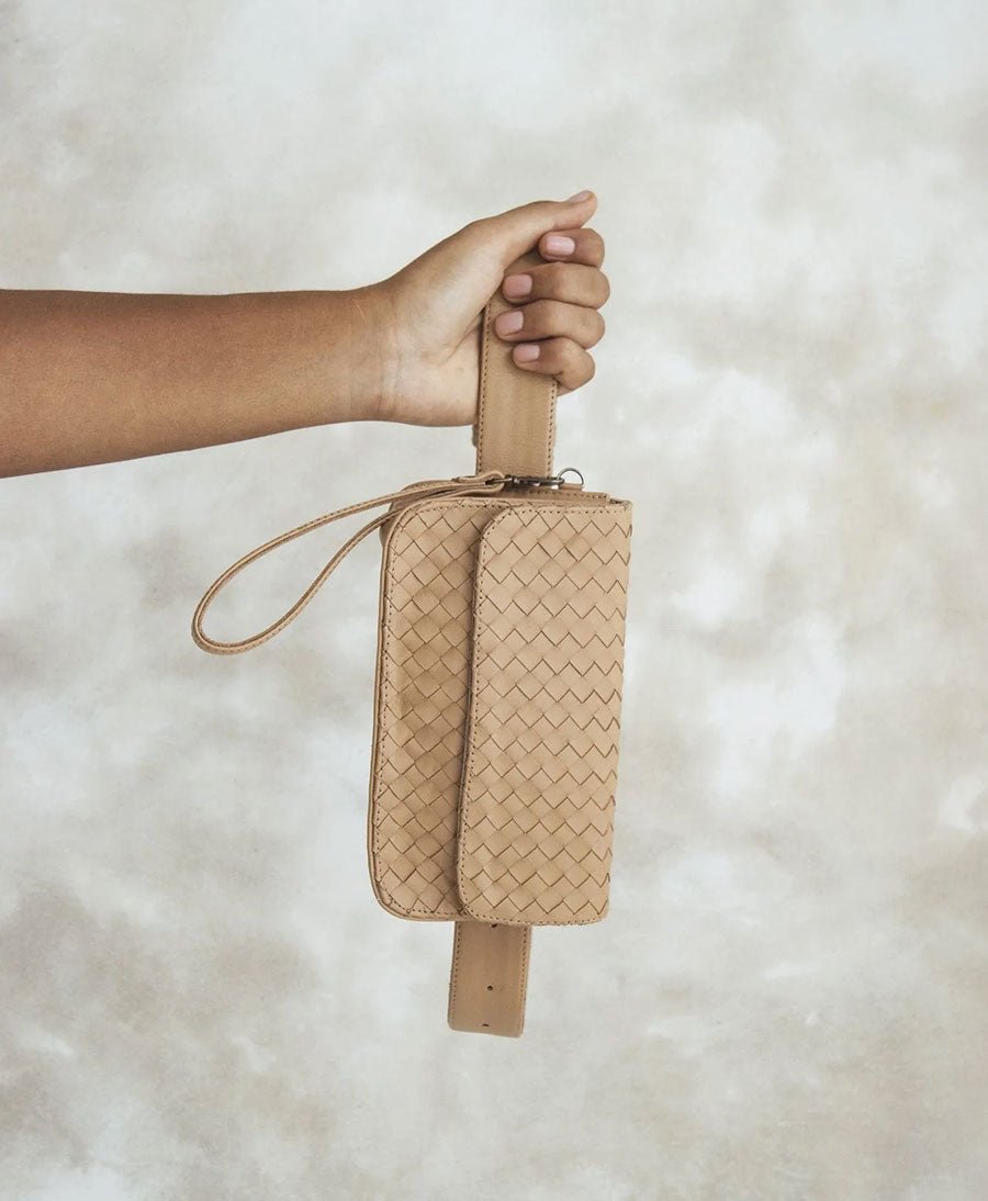 Helle Gürteltasche aus Leder - The Ziggy Woven Belt Bag Sand - MANDRN - clomes