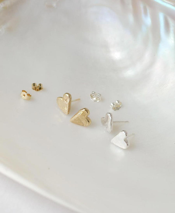 Herz - Ohrstecker Gold "Handformed Heart" - Wild Fawn - clomes